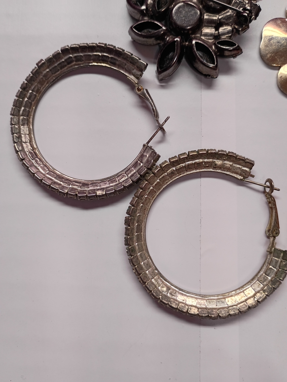 8 Pieces Of Vintage Jewelry Broach And Earrings - Picture 8 of 9